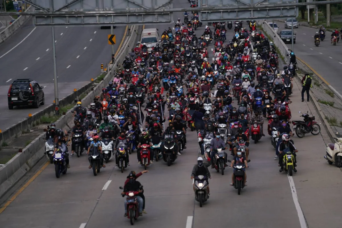 ภาพชุดขบวนคาร์ม็อบเคลื่อนจากแยกเกษตรไปปทุมธานี