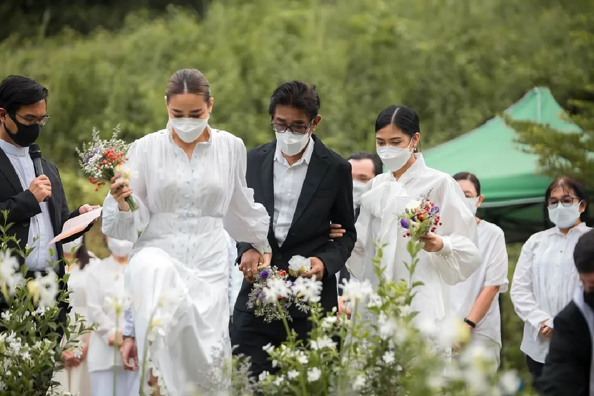 “ปุ๊กลุก” พาน้องหมาร่วมส่งคุณแม่ครั้งสุดท้าย ด้วยรอยยิ้มและความสุข