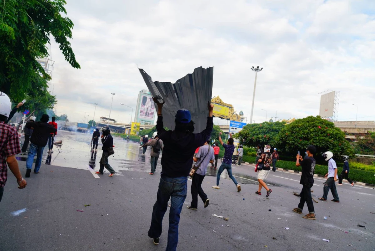 ภาพชุดดินแดงปะทะเดือด! ทะลุแก๊สvsเจ้าหน้าที่คฝ.