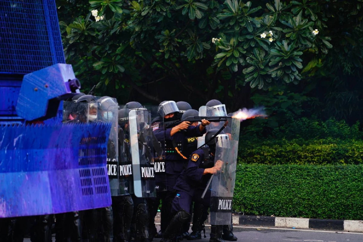 ภาพชุดดินแดงปะทะเดือด! ทะลุแก๊สvsเจ้าหน้าที่คฝ.