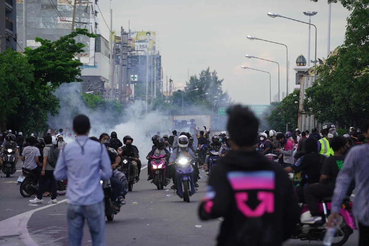 ตร.ฉีดน้ำสีม่วงใส่ม็อบดินแดง พยายามรุกกระชับพื้นที่