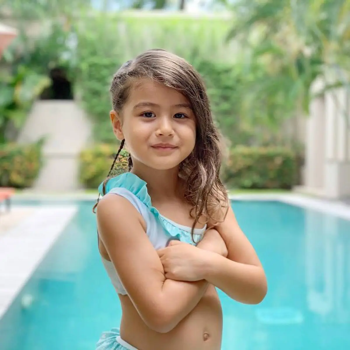 “น้องทาเรีย” ลูกสาว “น้ำฝน กุลณัฐ” โพสท่าจัดเต็มในชุดว่ายน้ำ ปังกว่าแม่อีก!