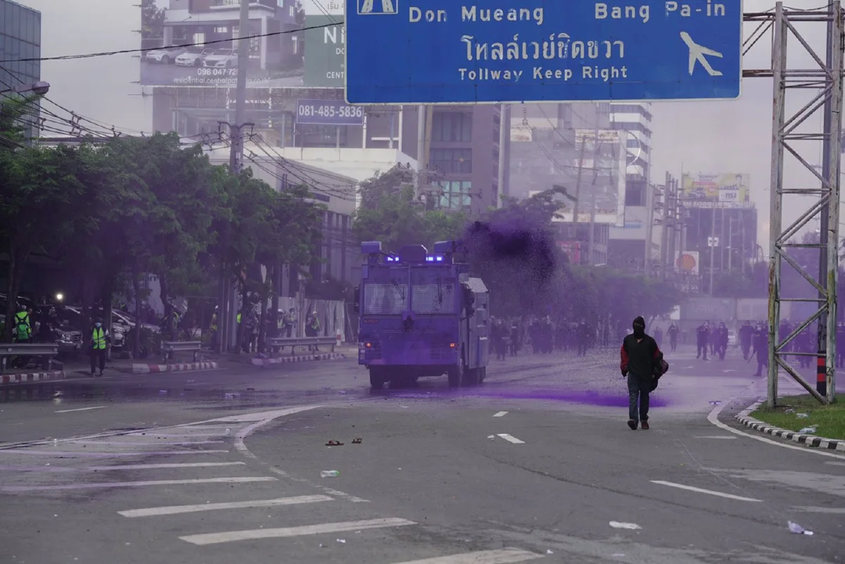 ตร.ฉีดน้ำสีม่วงใส่ม็อบดินแดง พยายามรุกกระชับพื้นที่