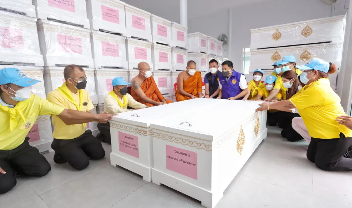 หลั่งไหลบริจาคโลงให้วัดชินวรารามฯช่วยผู้ยากไร้ติดเชื้อโควิดตาย
