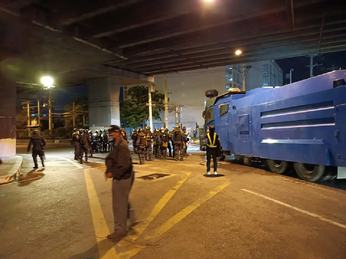 จนท.กระจายกำลังคุมพื้นที่แยกดินแดง ม็อบสลายตัว