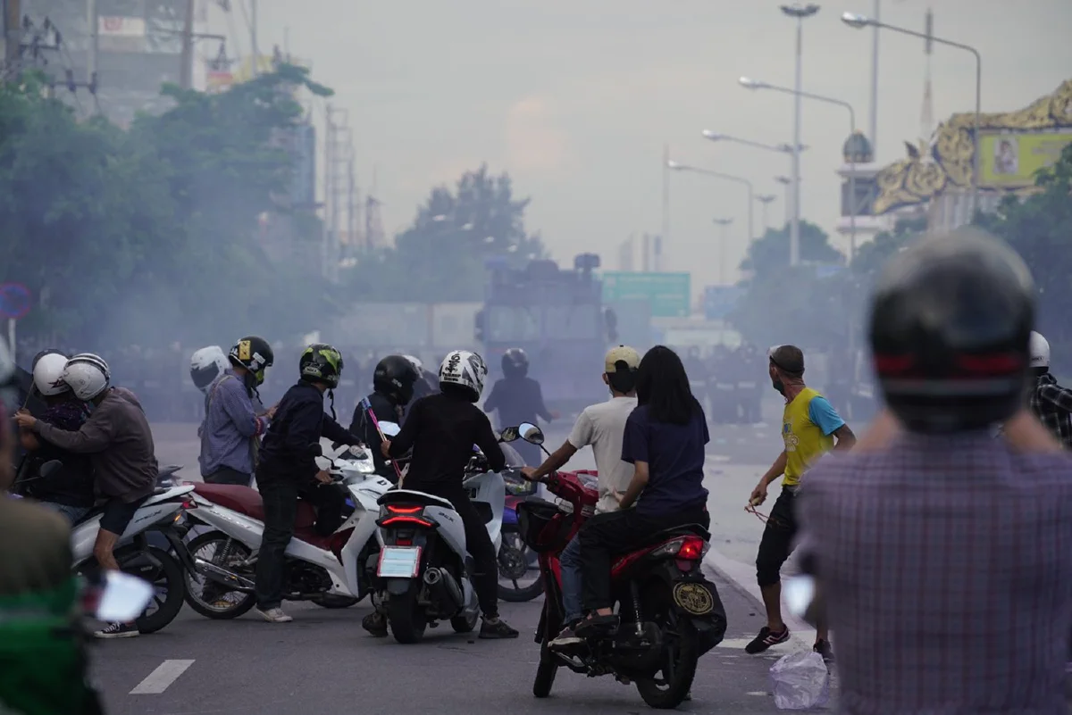 ตร.ฉีดน้ำสีม่วงใส่ม็อบดินแดง พยายามรุกกระชับพื้นที่