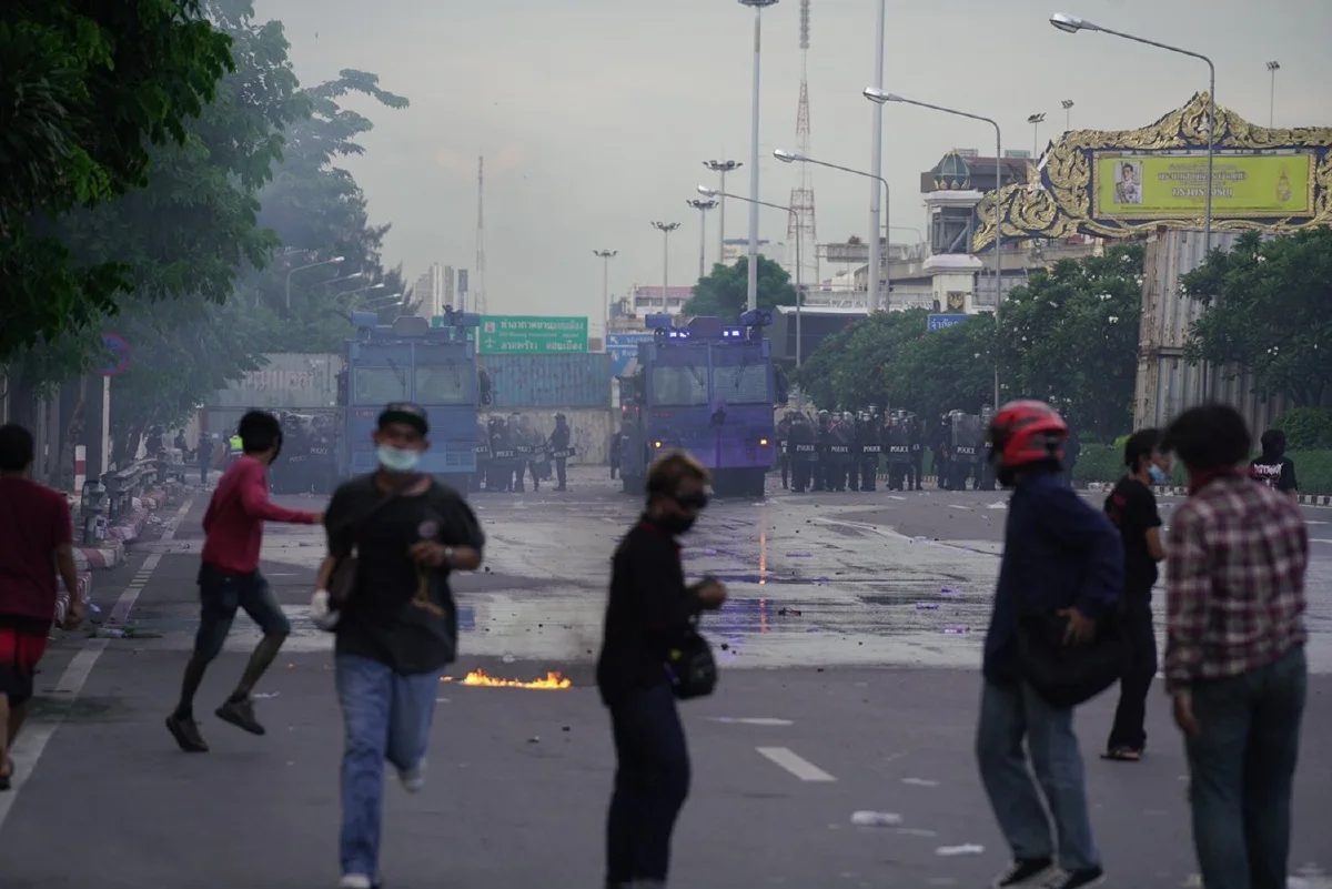 ตร.ฉีดน้ำสีม่วงใส่ม็อบดินแดง พยายามรุกกระชับพื้นที่