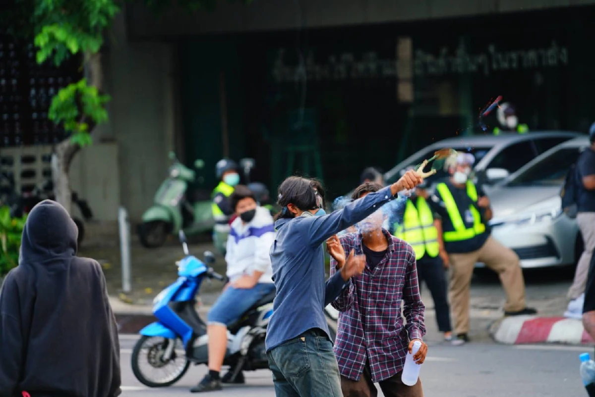 ภาพชุดดินแดงปะทะเดือด! ทะลุแก๊สvsเจ้าหน้าที่คฝ.