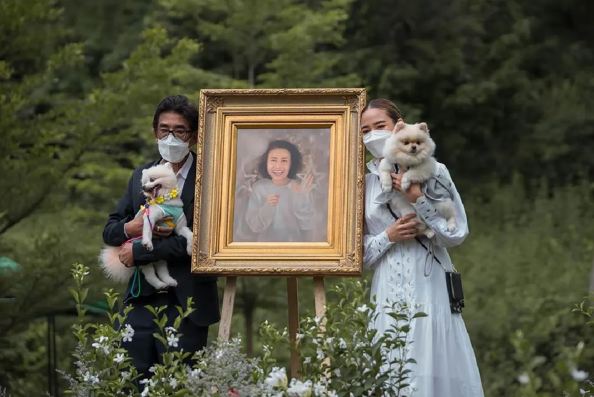 “ปุ๊กลุก” พาน้องหมาร่วมส่งคุณแม่ครั้งสุดท้าย ด้วยรอยยิ้มและความสุข