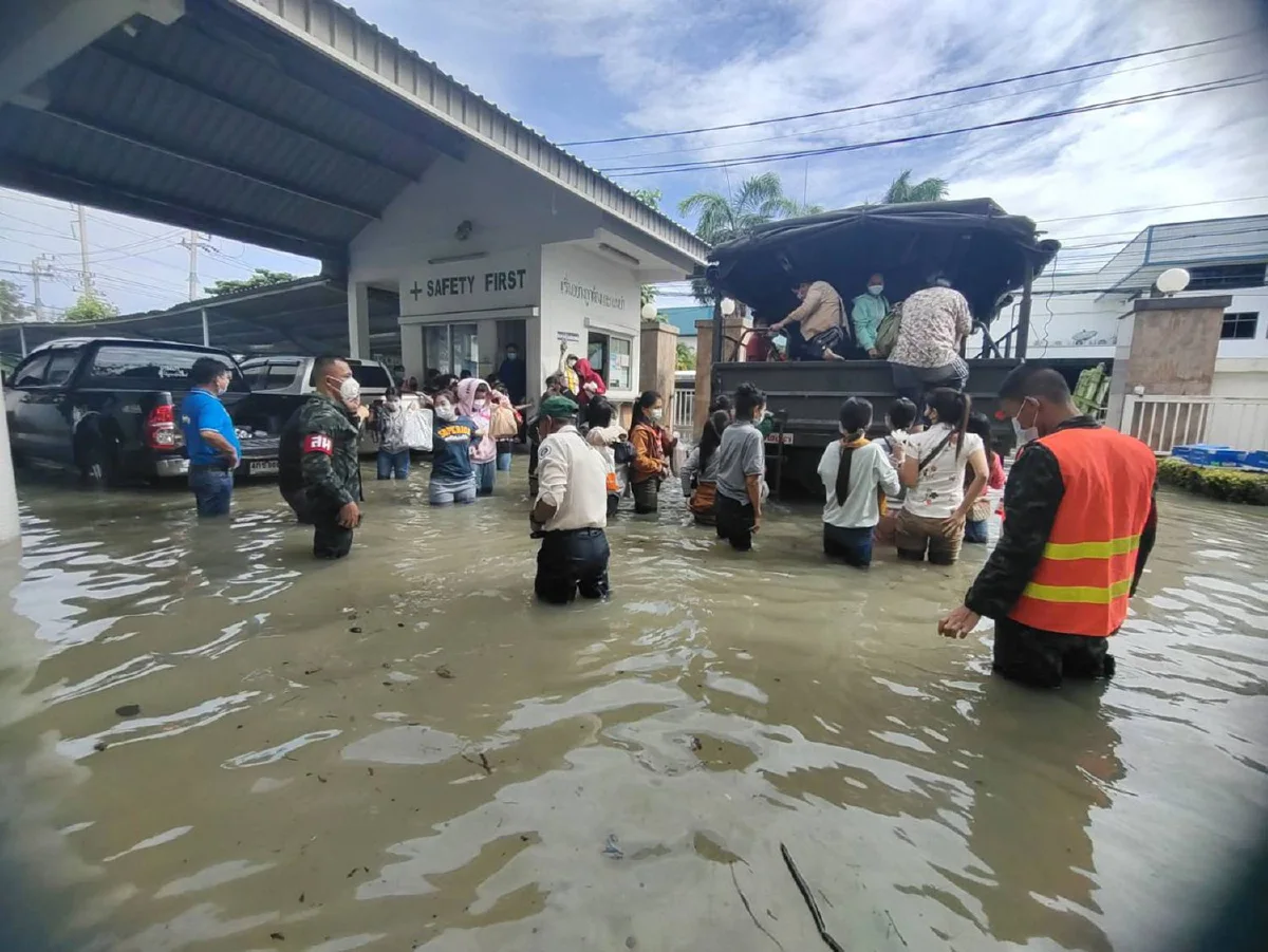 ฝนกระหน่ำกลางดึกทำนิคมฯบางปูน้ำท่วมสูงกว่า1เมตร