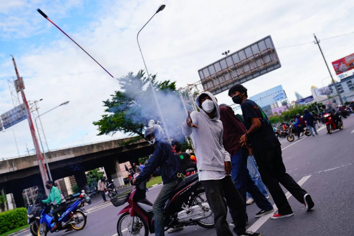 ภาพชุดดินแดงปะทะเดือด! ทะลุแก๊สvsเจ้าหน้าที่คฝ.