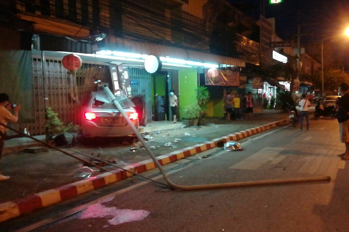 หนุ่มขับเก๋งหลับใน ฝ่าห้าแยกโคกมะตูม พุ่งชนร้านค้าพังยับ