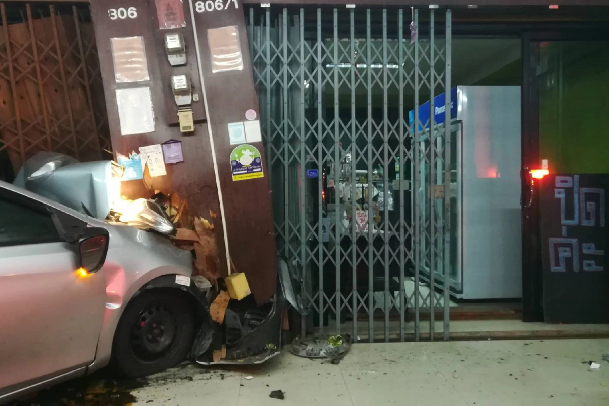 หนุ่มขับเก๋งหลับใน ฝ่าห้าแยกโคกมะตูม พุ่งชนร้านค้าพังยับ