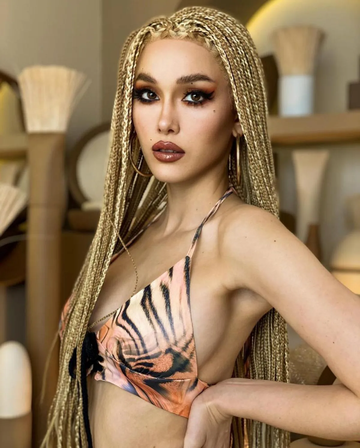 “แจ็คกี้ ชาเคอลีน” จัดเต็มแปลงโฉมเป็นแม่เสือสาวฉบับสายฝอ เซ็กซี่สุดๆ