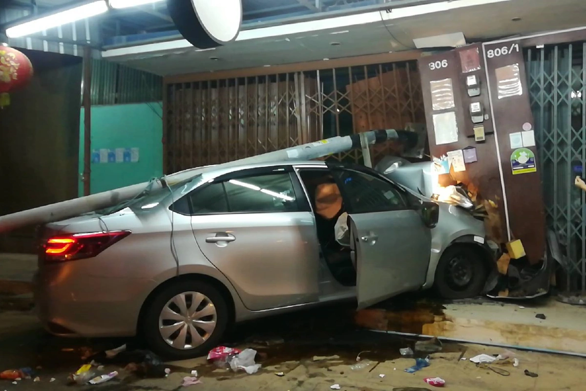 หนุ่มขับเก๋งหลับใน ฝ่าห้าแยกโคกมะตูม พุ่งชนร้านค้าพังยับ