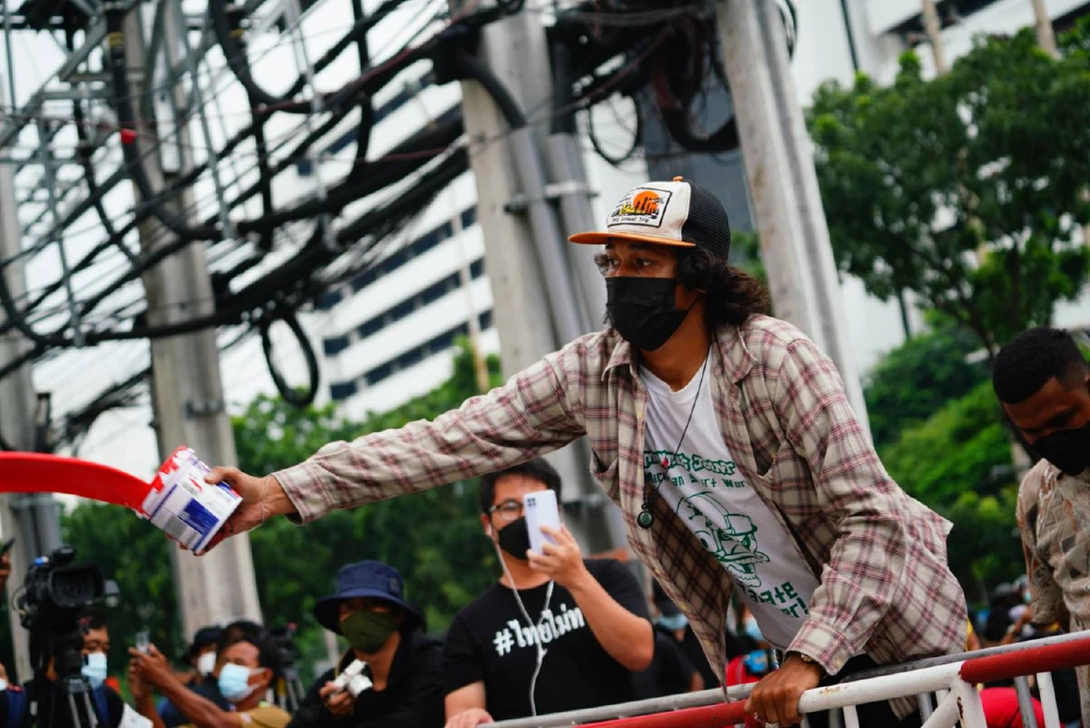 กลุ่มราษฎรตาลีบันสาดสีหน้าพรรคพลังประชารัฐ