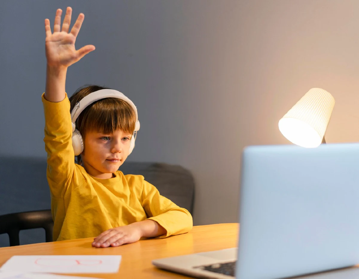 ปัญหาคาบ้าน "เมื่อพ่อแม่ต้องทำงาน vs ลูกต้องเรียนออนไลน์"