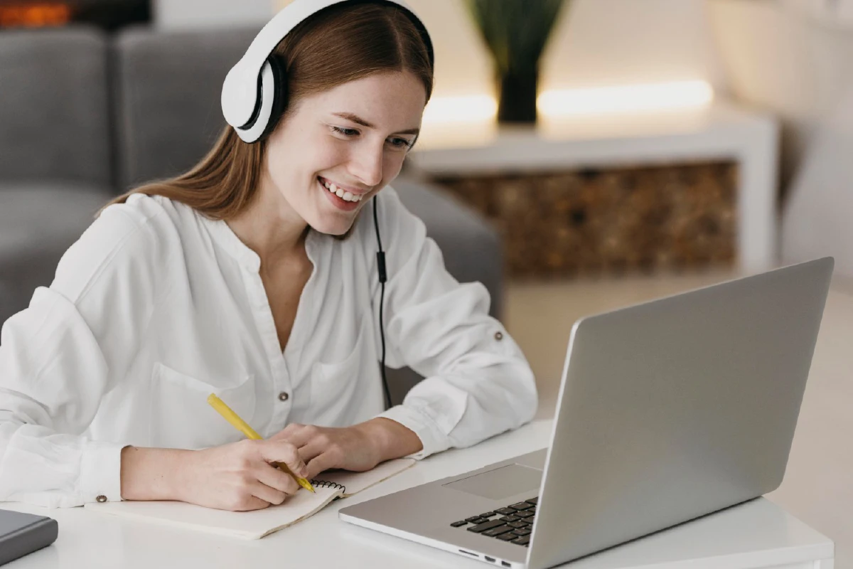 ปัญหาคาบ้าน "เมื่อพ่อแม่ต้องทำงาน vs ลูกต้องเรียนออนไลน์"