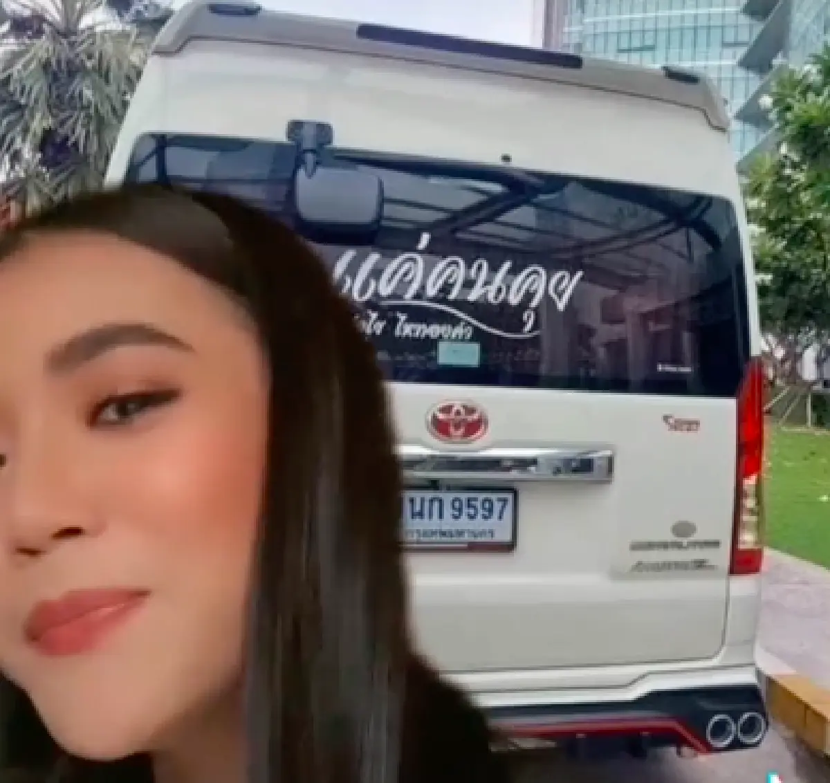 “ลำไย ไหทองคำ” สุดปัง! ไปหมุนวงล้อกองสลาก แถมออกป้ายทะเบียนรถที่ขับไปแบบเต็มๆ