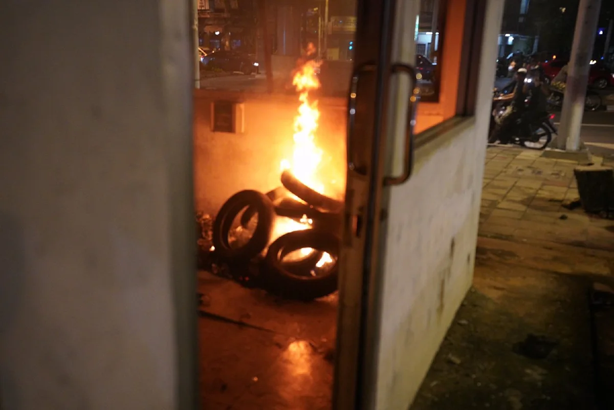 กระชับพื้นที่แยกราชปรารภหลังกลุ่มวัยรุ่นปาประทัด เผาป้อมตร.