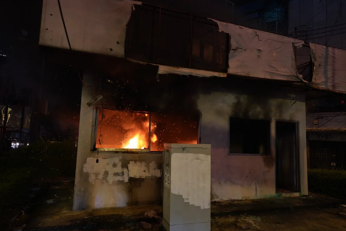 กระชับพื้นที่แยกราชปรารภหลังกลุ่มวัยรุ่นปาประทัด เผาป้อมตร.