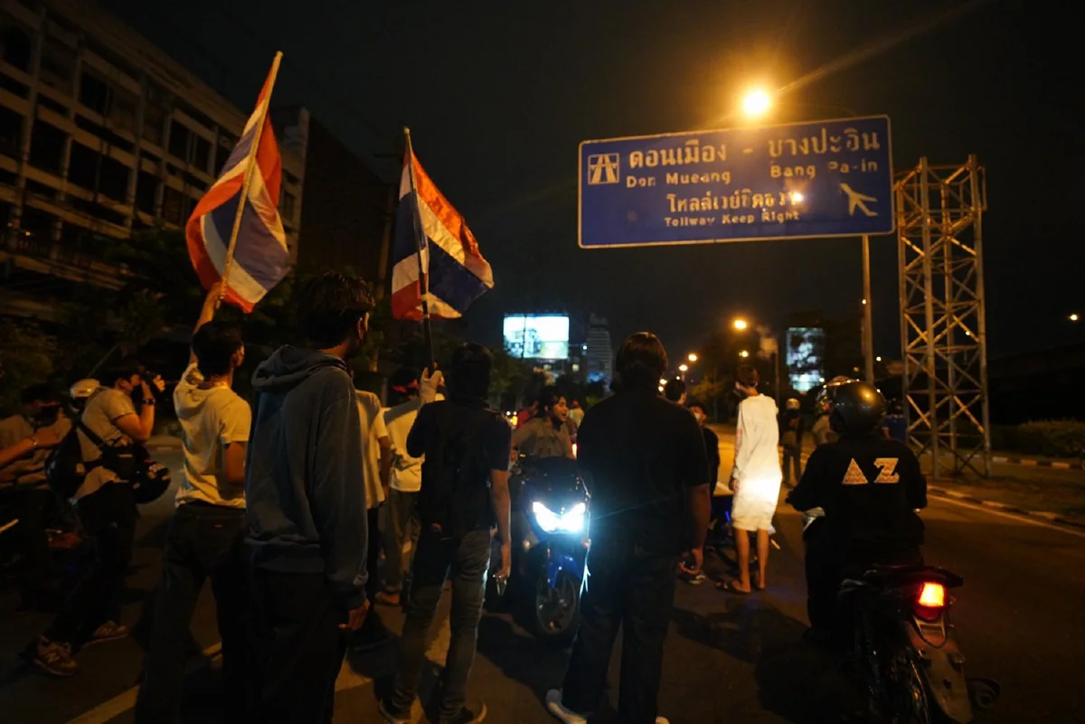 วัยรุ่นรวมตัวแยกดินแดง ปาประทัด-เผาป้ายกรมทางหลวง