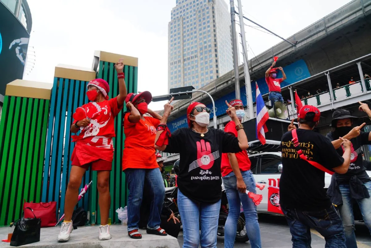 ม็อบประกาศใช้อโศกเป็นป้อมค่ายไล่ประยุทธ์ทุกวัน