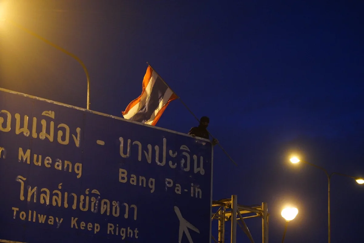 วัยรุ่นรวมตัวแยกดินแดง ปาประทัด-เผาป้ายกรมทางหลวง