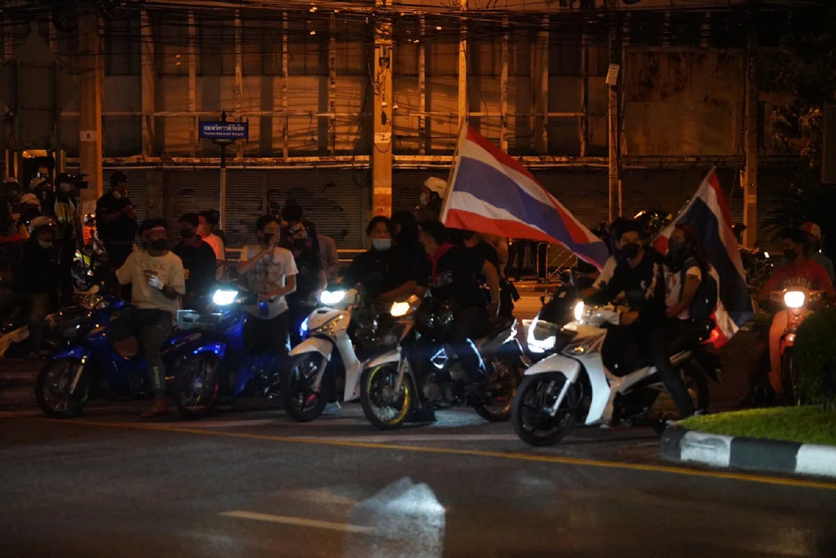 วัยรุ่นรวมตัวแยกดินแดง ปาประทัด-เผาป้ายกรมทางหลวง