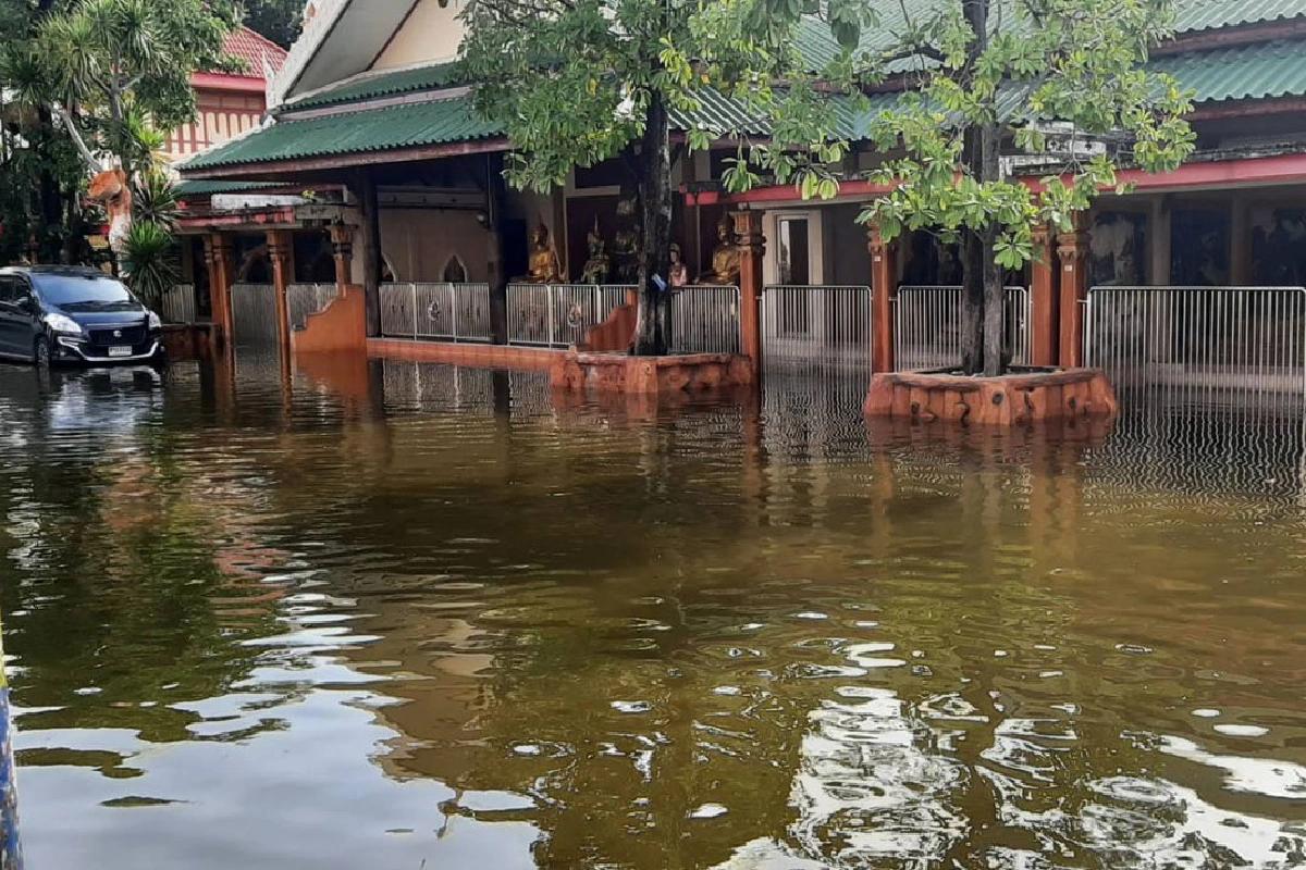 ฝนเทสมุทรปราการ วัดกิ่งแก้วอ่วมน้ำท่วมโบสถ์-วิหารสูงกว่า 1เมตร