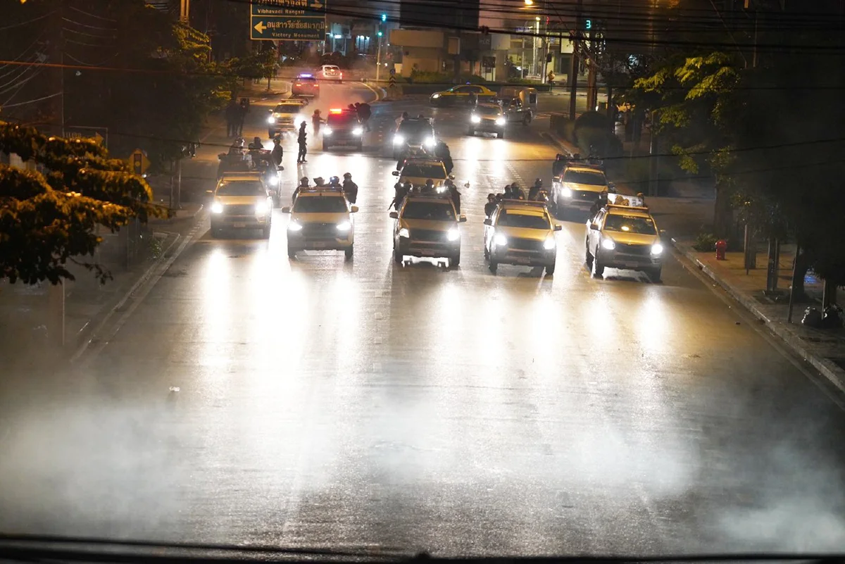 กระชับพื้นที่แยกราชปรารภหลังกลุ่มวัยรุ่นปาประทัด เผาป้อมตร.