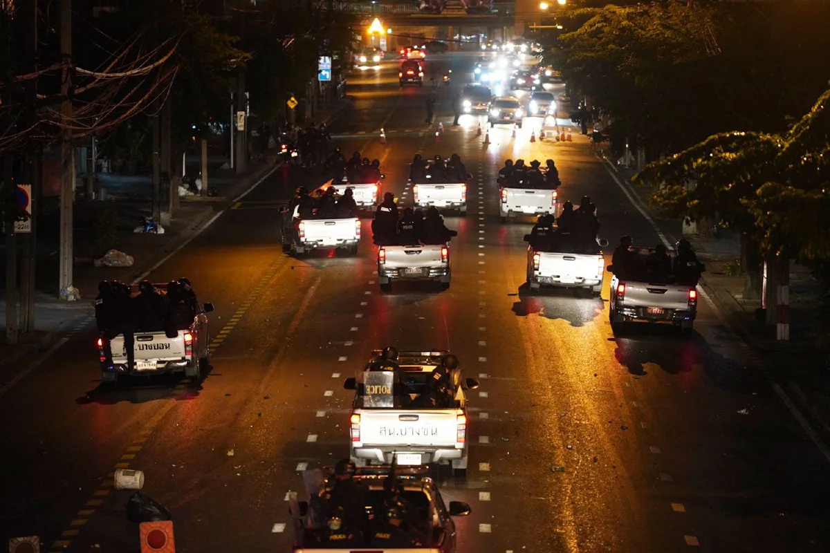 กระชับพื้นที่แยกราชปรารภหลังกลุ่มวัยรุ่นปาประทัด เผาป้อมตร.