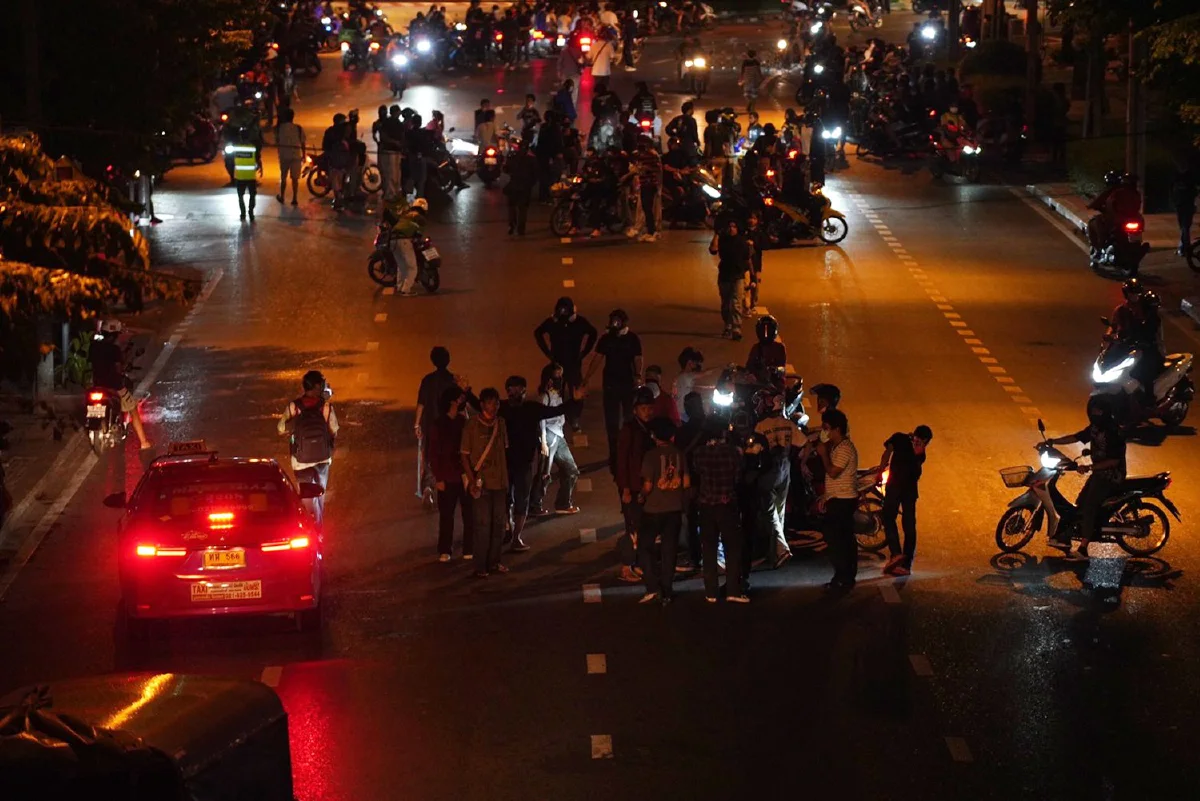 กระชับพื้นที่แยกราชปรารภหลังกลุ่มวัยรุ่นปาประทัด เผาป้อมตร.