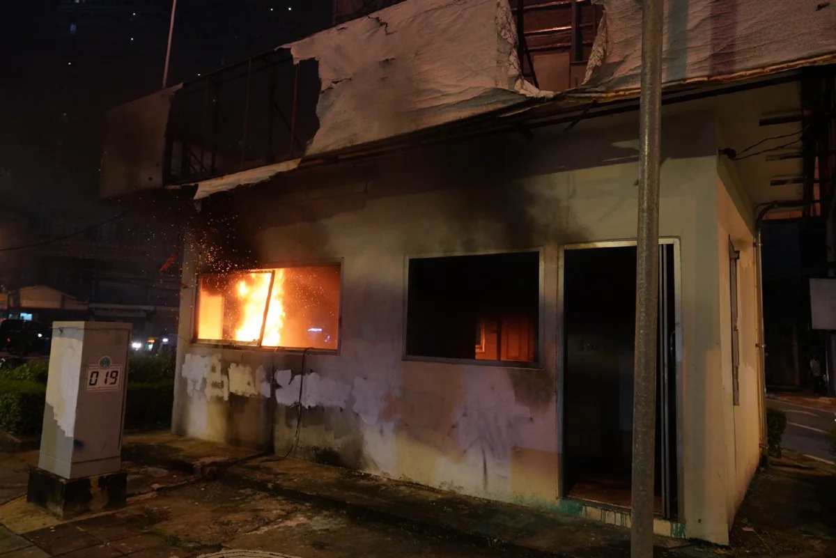 กระชับพื้นที่แยกราชปรารภหลังกลุ่มวัยรุ่นปาประทัด เผาป้อมตร.