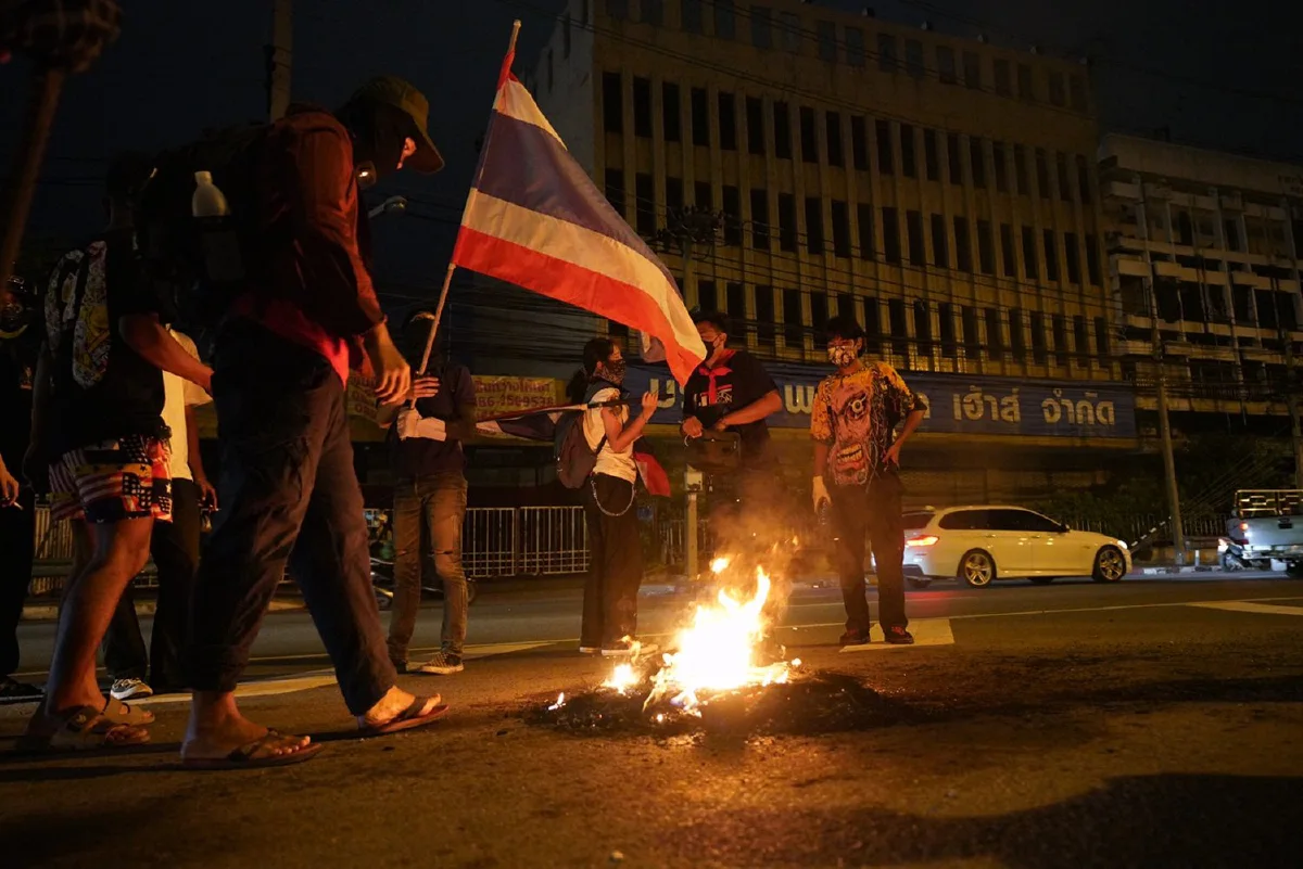 วัยรุ่นรวมตัวแยกดินแดง ปาประทัด-เผาป้ายกรมทางหลวง