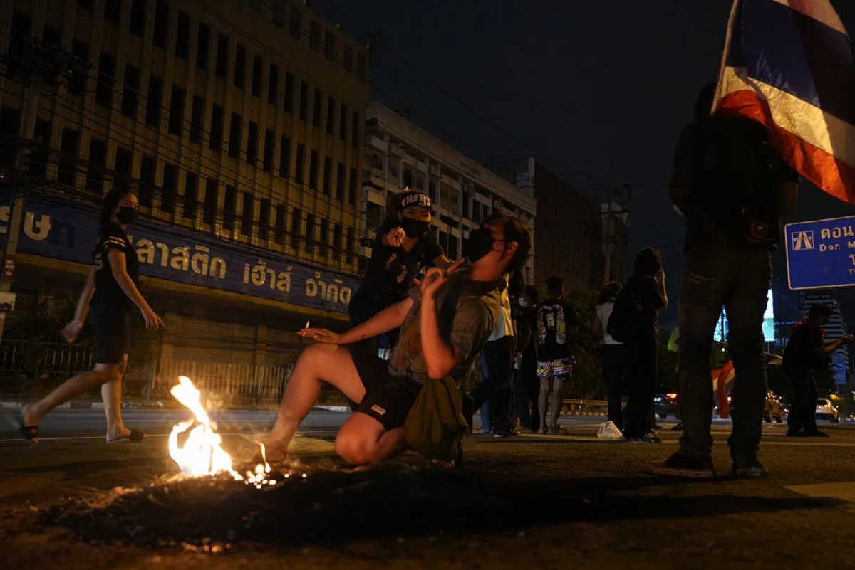 วัยรุ่นรวมตัวแยกดินแดง ปาประทัด-เผาป้ายกรมทางหลวง