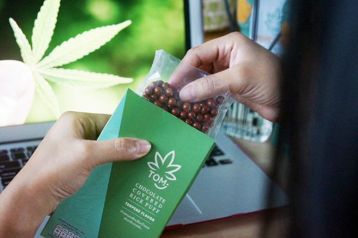 TOM Relax Snack ขนมสายเขียว มิติใหม่ของขบเคี้ยวจากกัญชง TOM Relax Snack ขนมสายเขียว มิติใหม่ของขบเคี้ยวจากกัญชง