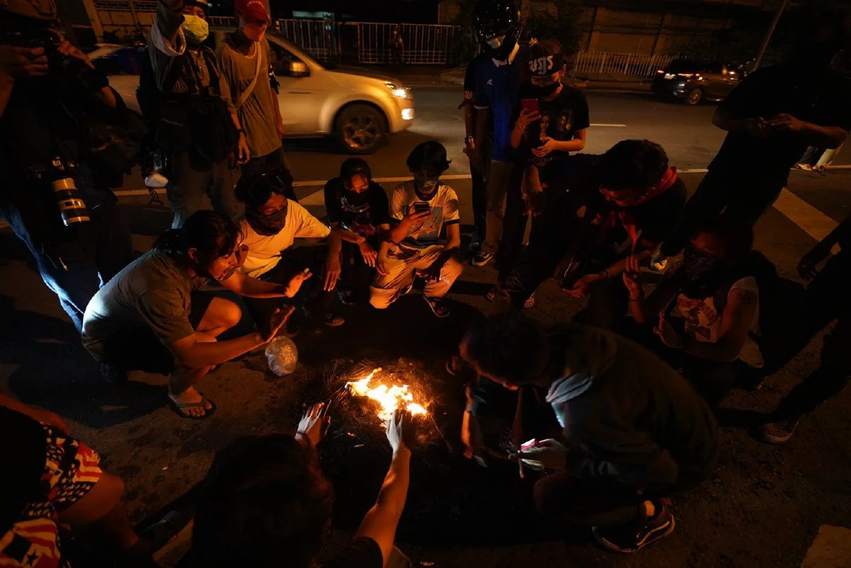 วัยรุ่นรวมตัวแยกดินแดง ปาประทัด-เผาป้ายกรมทางหลวง