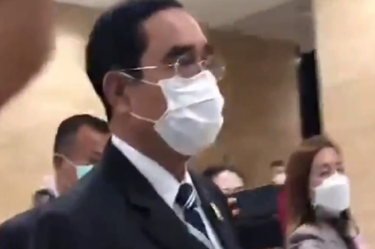 "บิ๊กตู่" หัวเราะข่าวจ่าย 5 ล้านซื้อโหวตซักฟอก ย้ำไม่ปรับครม. "บิ๊กตู่" หัวเราะข่าวจ่าย 5 ล้านซื้อโหวตซักฟอก ย้ำไม่ปรับครม.