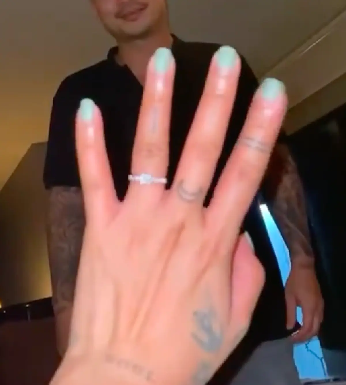 “ดา เอ็นโดรฟิน” ถูกแฟนหนุ่ม “เดนนิส” ทำเซอร์ไพรส์คุกเข่าขอแต่งงาน