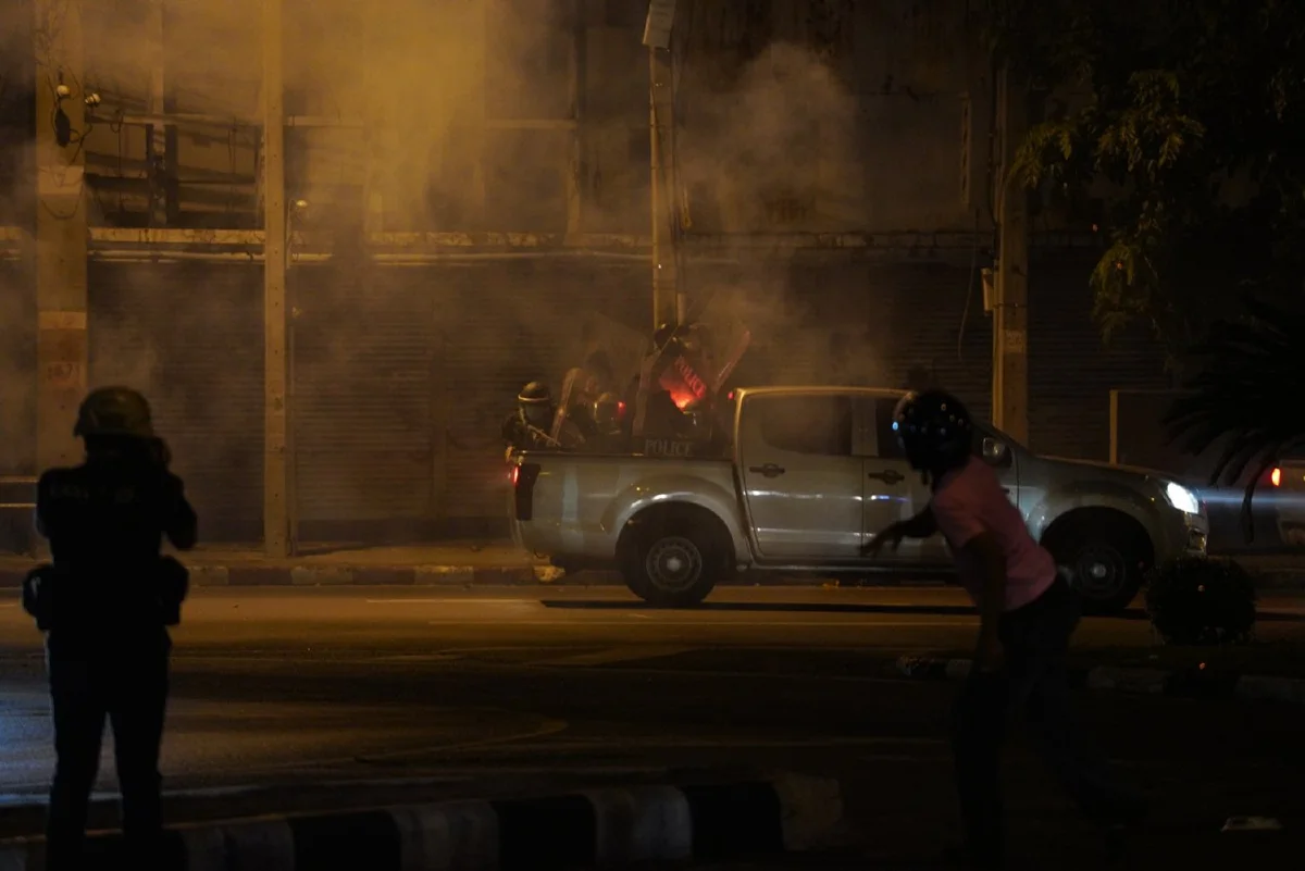 ตร.ปิดถนนหัวท้าย รวบกลุ่มทะลุแก๊สหน้ากรมดุริยางค์ทหารบกหลายราย