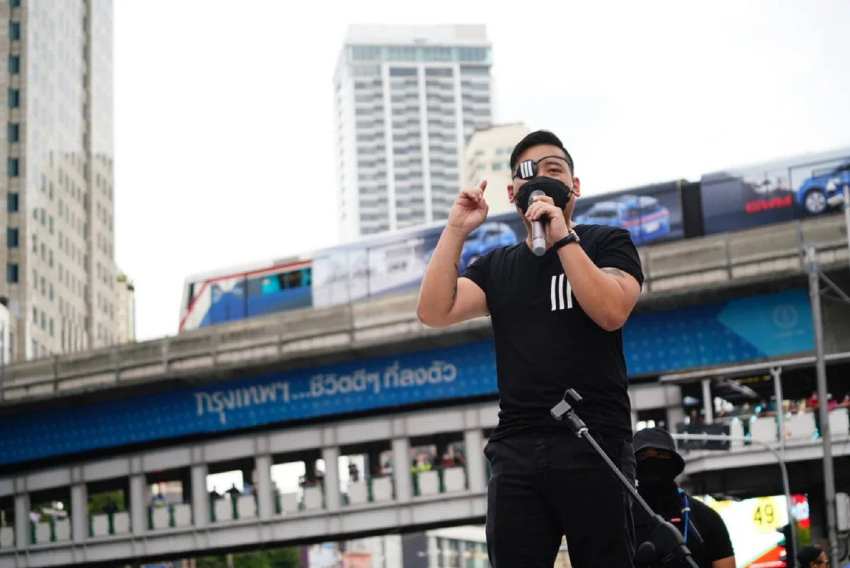 ม็อบอโศกปราศรัยกลางฝน "บก.ลายจุด"ถอดเสื้อไล่ประยุทธ์