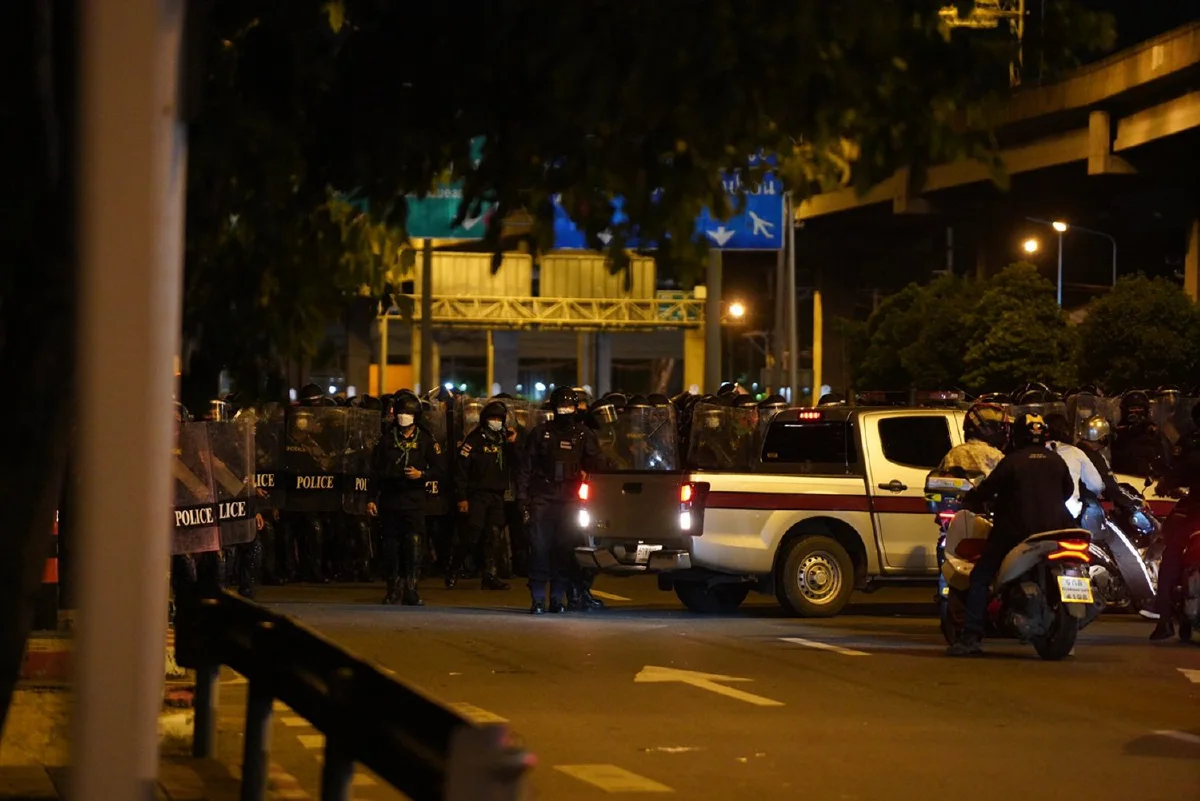 ตร.ปิดถนนหัวท้าย รวบกลุ่มทะลุแก๊สหน้ากรมดุริยางค์ทหารบกหลายราย