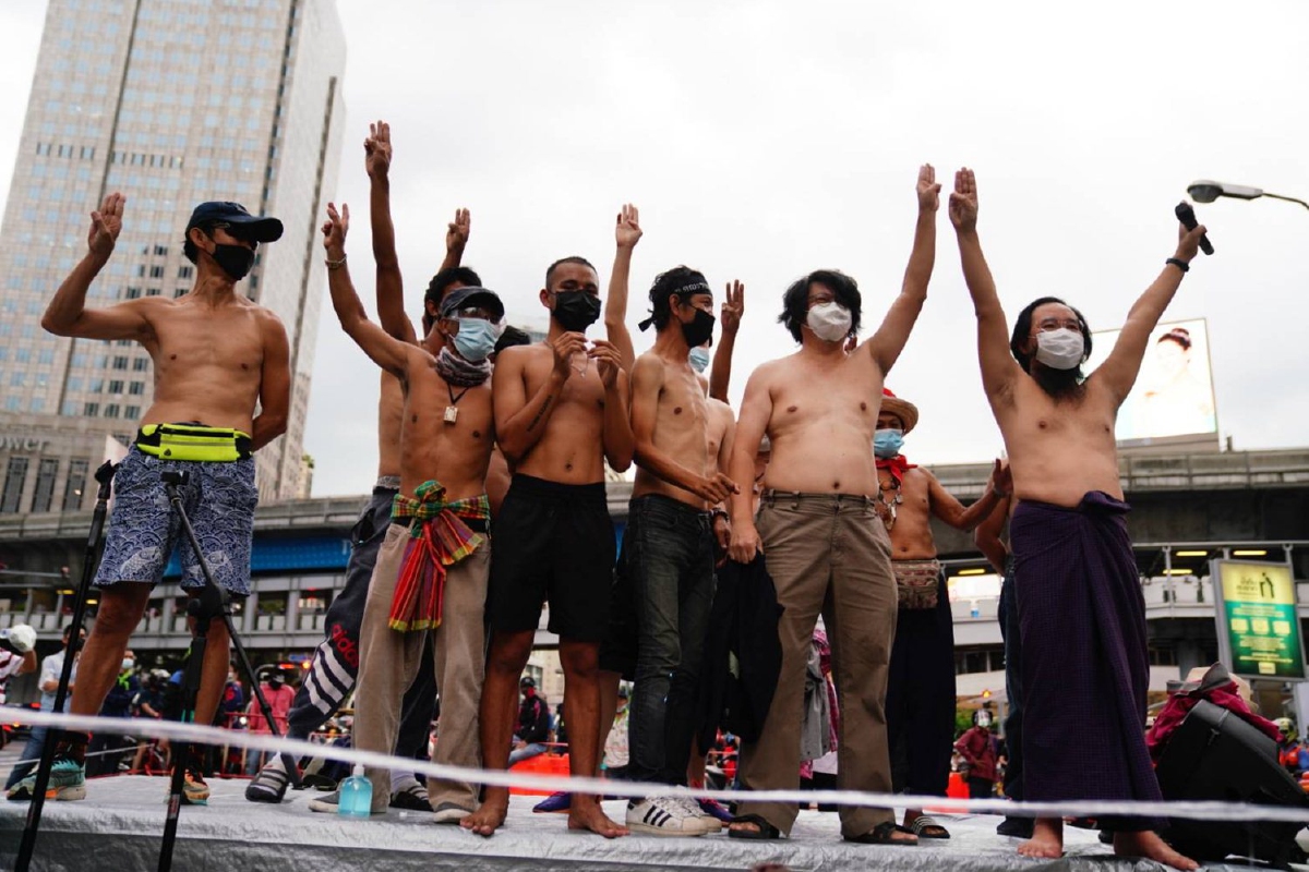 ม็อบอโศกปราศรัยกลางฝน "บก.ลายจุด"ถอดเสื้อไล่ประยุทธ์ ม็อบอโศกปราศรัยกลางฝน "บก.ลายจุด"ถอดเสื้อไล่ประยุทธ์