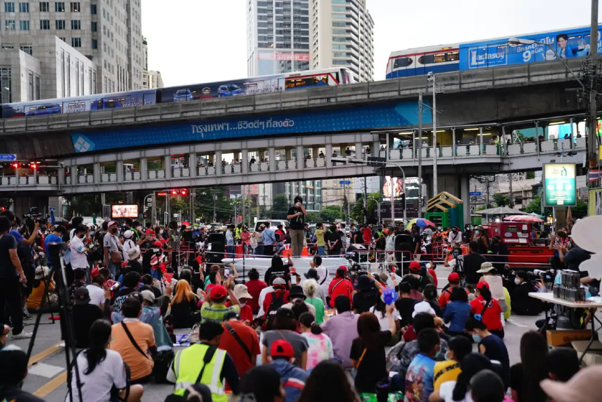 ม็อบอโศกปราศรัยกลางฝน "บก.ลายจุด"ถอดเสื้อไล่ประยุทธ์