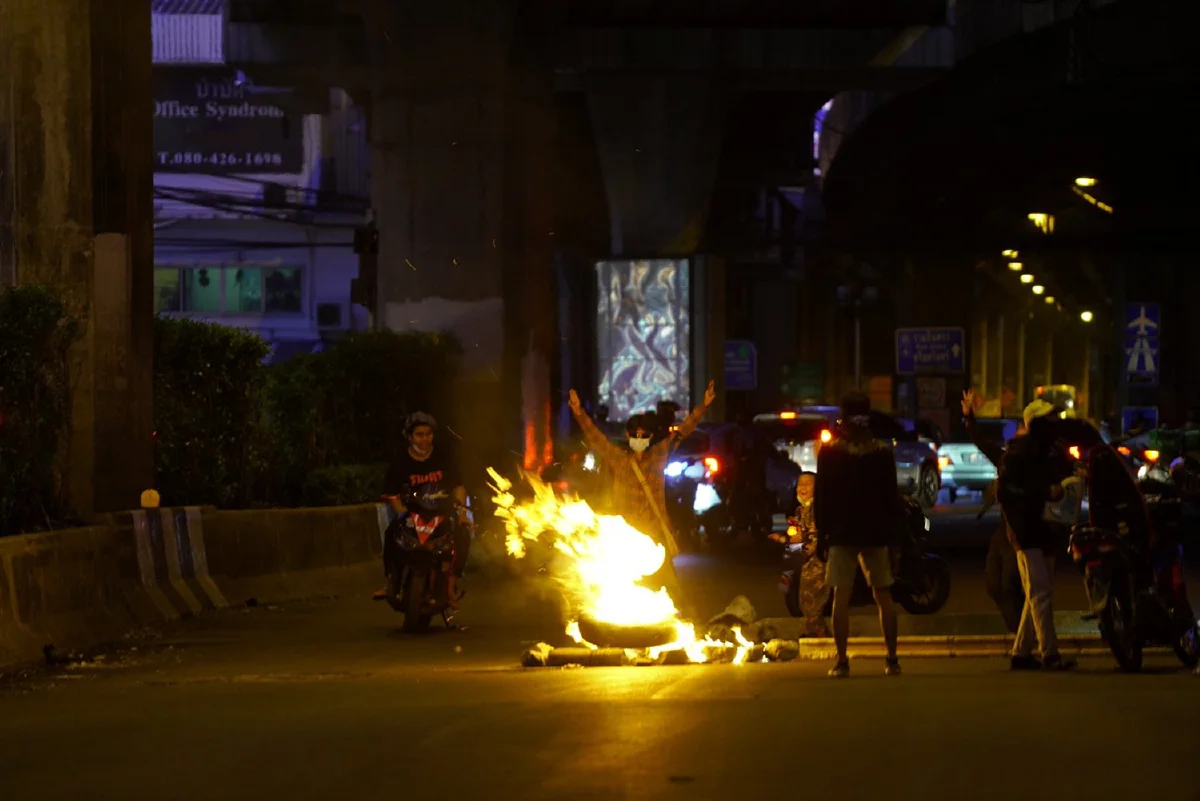 ตร.ปิดถนนหัวท้าย รวบกลุ่มทะลุแก๊สหน้ากรมดุริยางค์ทหารบกหลายราย