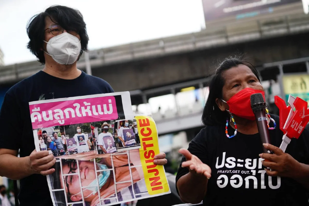 ม็อบอโศกปราศรัยกลางฝน "บก.ลายจุด"ถอดเสื้อไล่ประยุทธ์