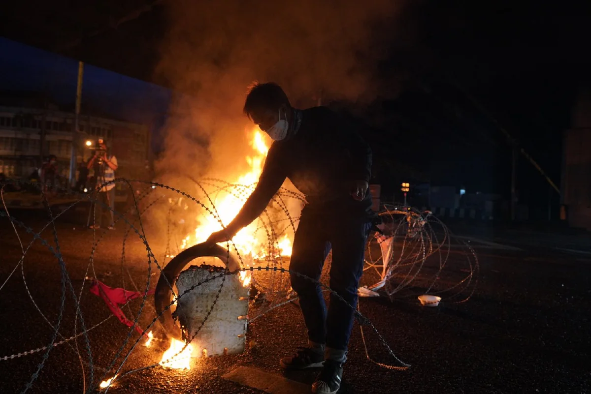 ตร.ปิดถนนหัวท้าย รวบกลุ่มทะลุแก๊สหน้ากรมดุริยางค์ทหารบกหลายราย