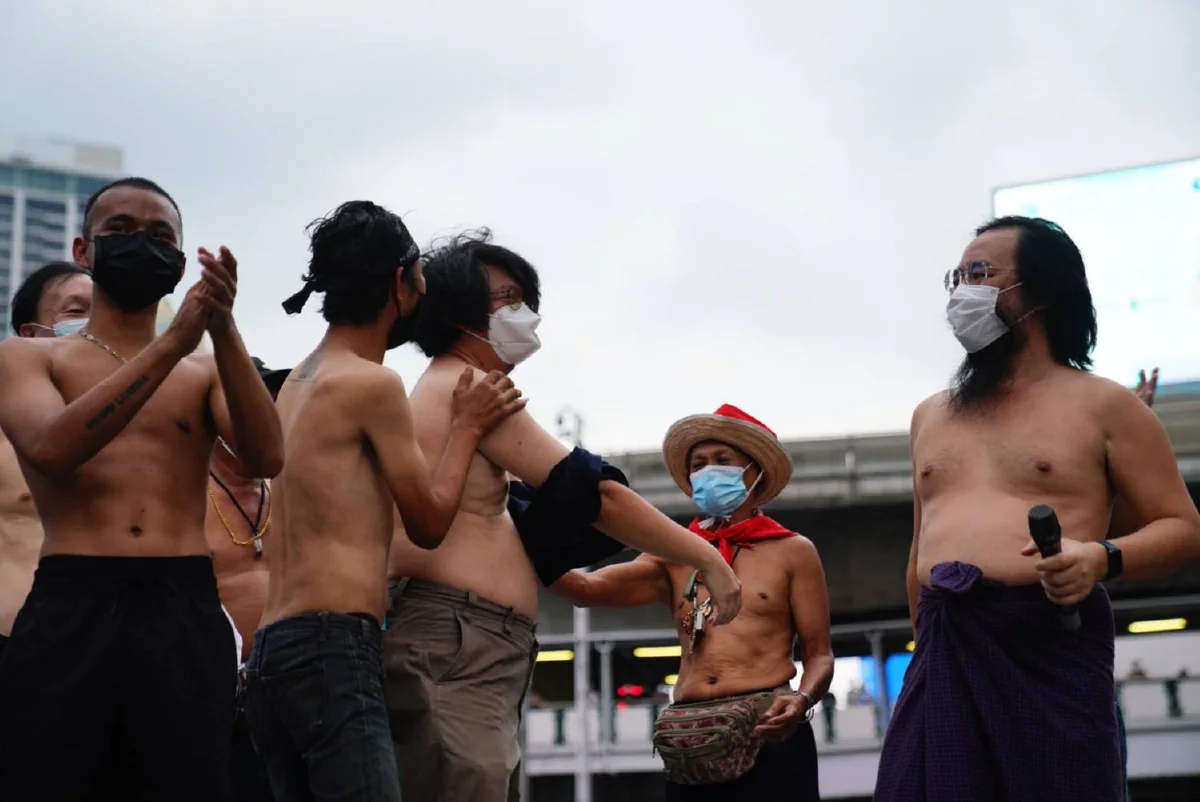 ม็อบอโศกปราศรัยกลางฝน "บก.ลายจุด"ถอดเสื้อไล่ประยุทธ์