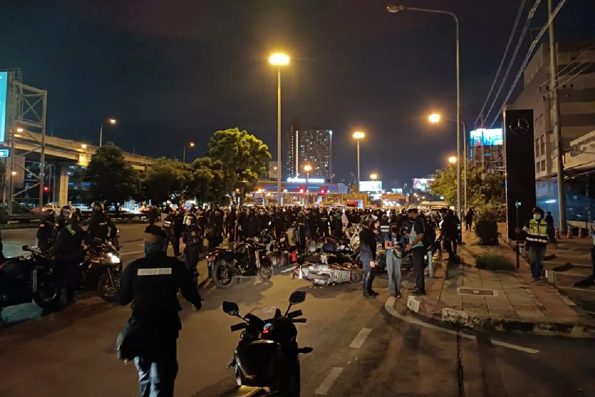 ตร.ปิดถนนหัวท้าย รวบกลุ่มทะลุแก๊สหน้ากรมดุริยางค์ทหารบกหลายราย